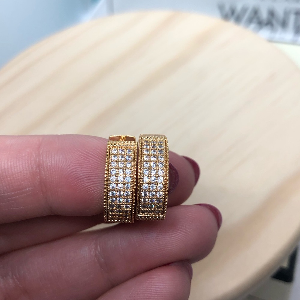 🌟 Gold Hoop Earrings - Picture 3 of 5